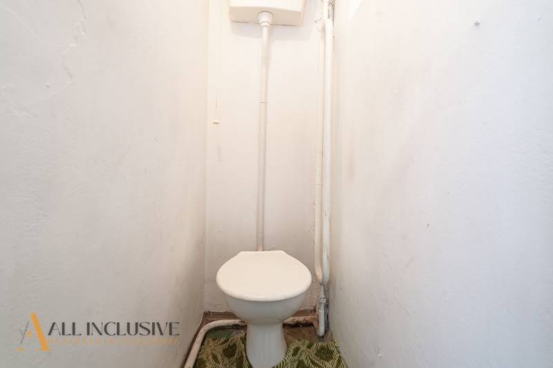 Na predaj 4-izbový rodinný dom, Gabčíkovo - Malá kúpeľňa s toaletou a bielymi stenami v rodinnom dome.