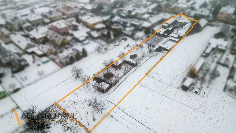 Na predaj 4-izbový rodinný dom, Gabčíkovo - Zasnežený rodinný dom v Gabčíkove s veľkým pozemkom.