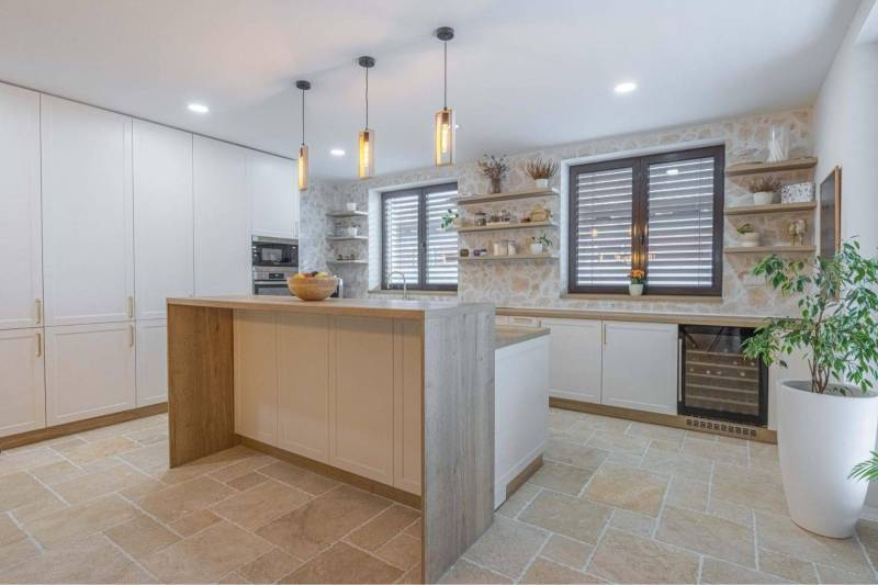 NA PREDAJ 4 IZB RD S DVOJGARÁŽOU, DUNAJSKÁ STREDA - Kuchyňa v rodinnom dome s pultom, policami a dlažbou s dreveným dekorom.