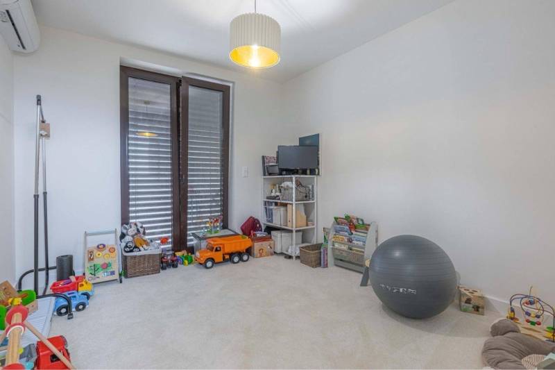 NA PREDAJ 4 IZB RD S DVOJGARÁŽOU, DUNAJSKÁ STREDA - Detská izba v rodinnom dome s kobercom, hračkami a regálmi na knihy.