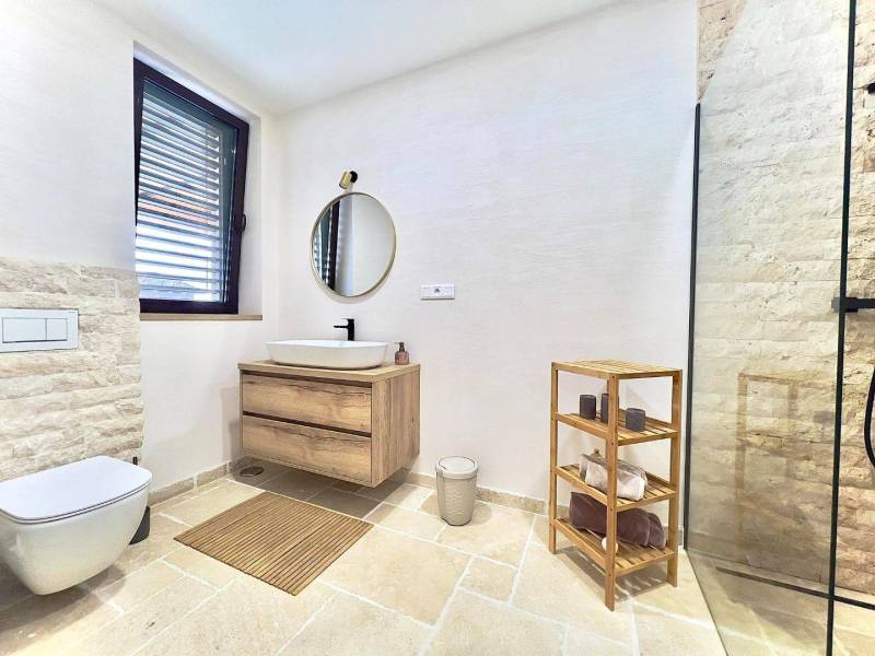 NA PREDAJ 4 IZB RD S DVOJGARÁŽOU, DUNAJSKÁ STREDA - Kúpeľňa v rodinnom dome s umývadlom, zrkadlom, sprchou a policou na uteráky.