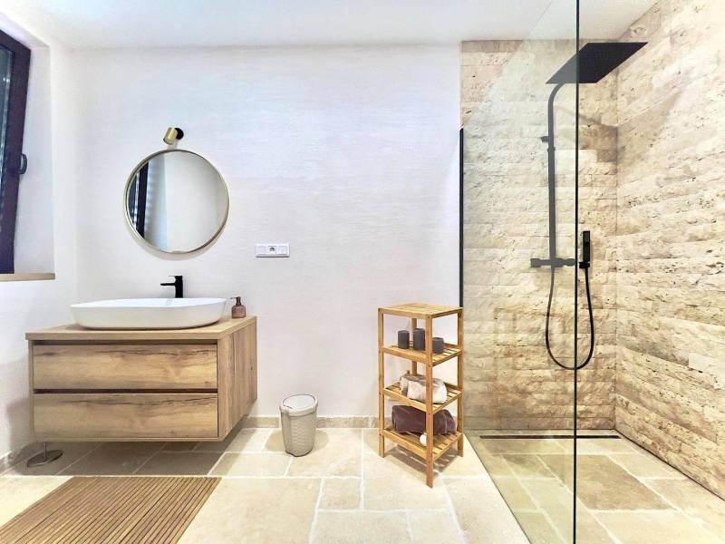 NA PREDAJ 4 IZB RD S DVOJGARÁŽOU, DUNAJSKÁ STREDA - Kúpeľňa v rodinnom dome s umývadlom na drevenej skrinke, sprchovacím kútom a zrkadlom.