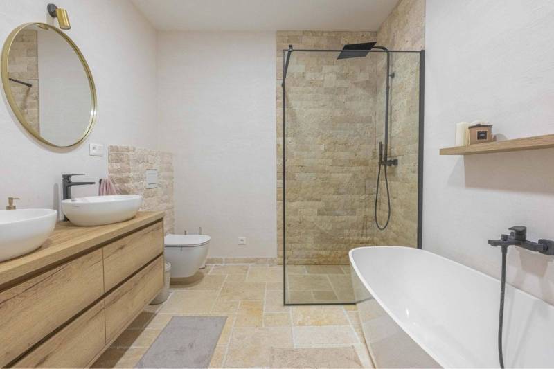 NA PREDAJ 4 IZB RD S DVOJGARÁŽOU, DUNAJSKÁ STREDA - Kúpeľňa v rodinnom dome s okrúhlym zrkadlom, sprchou a voľne stojacou vaňou.