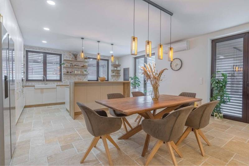 NA PREDAJ 4 IZB RD S DVOJGARÁŽOU, DUNAJSKÁ STREDA - Jedáleň s dreveným stolom, visiacimi svietidlami a rastlinami v rodinnom dome.