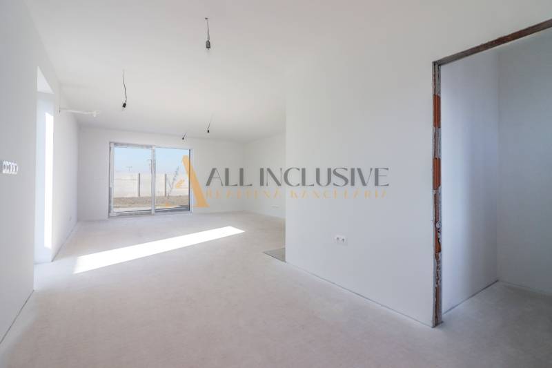 NA PREDAJ 4 IZBOVÝ RODINNÝ DOM-NOVOSTAVBA, KRÁĽOV BROD - Svetlá prázdna miestnosť s bielymi stenami a veľkými oknami v rodinnom dome.