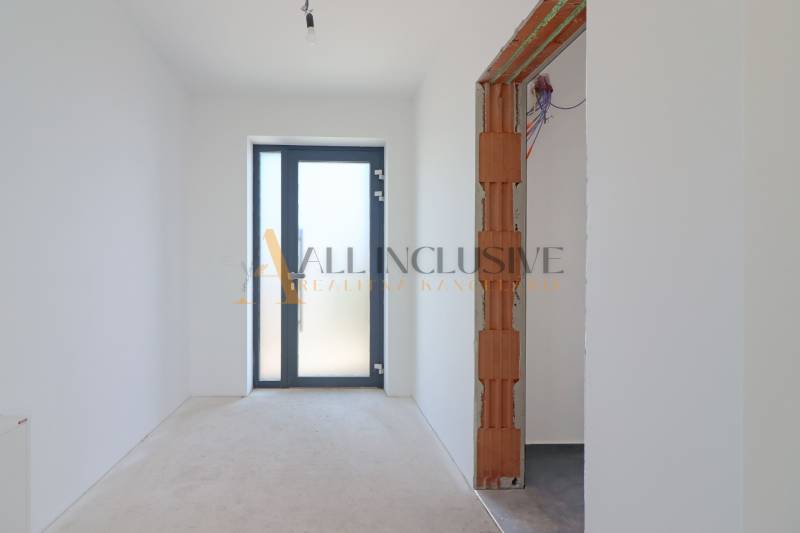 NA PREDAJ 4 IZBOVÝ RODINNÝ DOM-NOVOSTAVBA, KRÁĽOV BROD - Chodba so sadrokartónovými stenami a prípravou na elektroinštalácie v rodinnom dome.