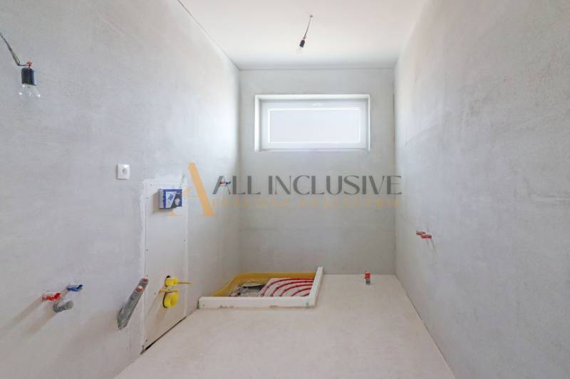 NA PREDAJ 4 IZBOVÝ RODINNÝ DOM-NOVOSTAVBA, KRÁĽOV BROD - Prerábka kúpeľne v rodinnom dome, neutrálne steny, pripravené inštalácie a okno.