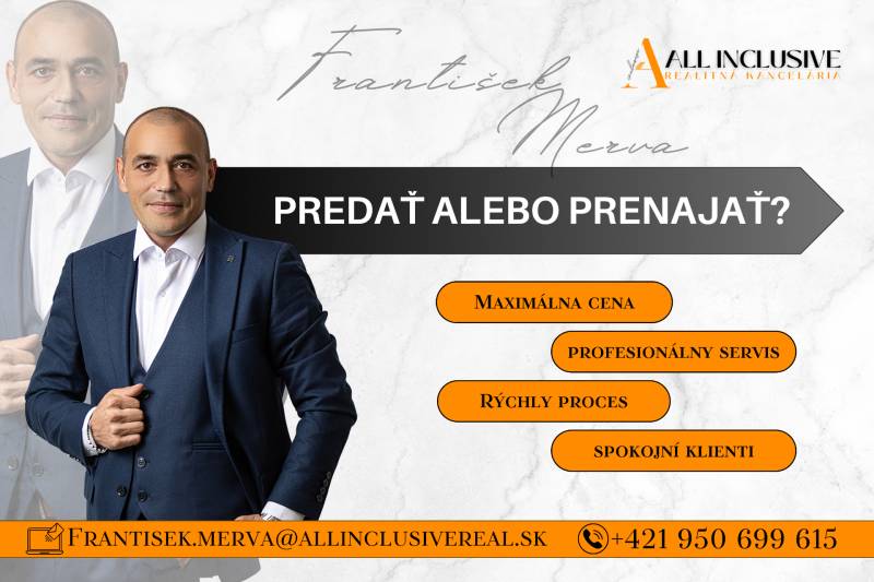 NA PREDAJ 4 IZBOVÝ RODINNÝ DOM-NOVOSTAVBA, KRÁĽOV BROD - Muž v saku na pozadí reklamy realitnej kancelárie ponúka predaj a prenájom nehnuteľností.