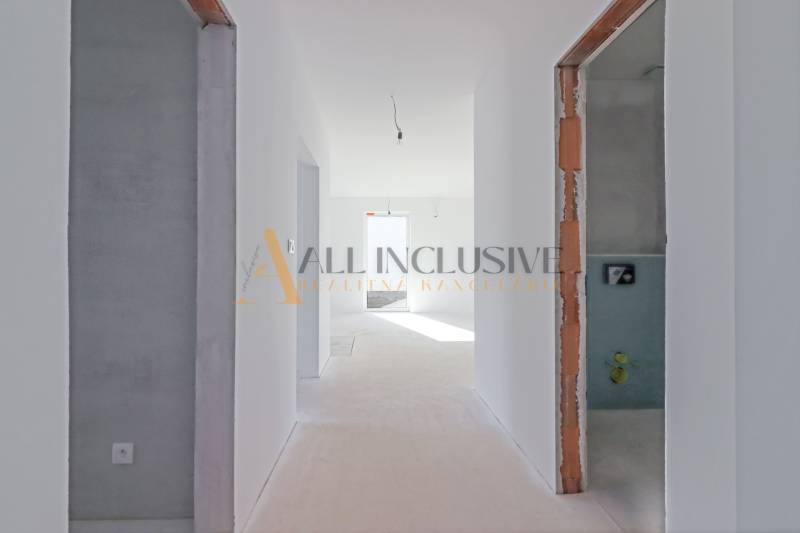 NA PREDAJ 4 IZBOVÝ RODINNÝ DOM-NOVOSTAVBA, KRÁĽOV BROD - Interiér novostavby, chodba, biele steny, široký vstup do miestnosti, rodinný dom.