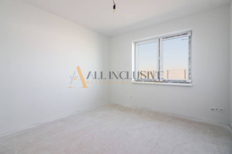 NA PREDAJ 4 IZBOVÝ RODINNÝ DOM-NOVOSTAVBA, KRÁĽOV BROD - Prázdna izba v rodinnom dome, svetlé steny, veľké okno, sokel pri podlahe.