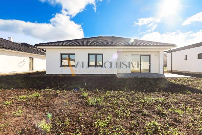 NA PREDAJ 4 IZBOVÝ RODINNÝ DOM-NOVOSTAVBA, KRÁĽOV BROD - Rodinný dom s privátnym trávnikom a jasnou oblohou, posadený v pokojnom prostredí.