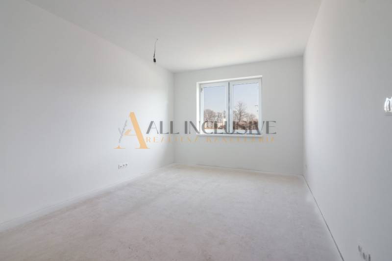 NA PREDAJ 4 IZBOVÝ RODINNÝ DOM-NOVOSTAVBA, KRÁĽOV BROD - Prázdna miestnosť v byte s bielymi stenami a oknom v rodinnom dome.