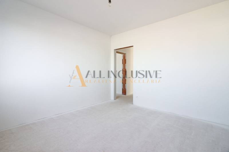 NA PREDAJ 4 IZBOVÝ RODINNÝ DOM-NOVOSTAVBA, KRÁĽOV BROD - Priestranná izba s bielymi stenami a podlahou, otvorený vstup a rodinný dom.