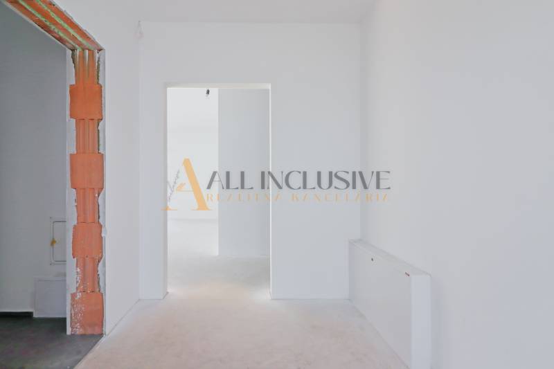 NA PREDAJ 4 IZBOVÝ RODINNÝ DOM-NOVOSTAVBA, KRÁĽOV BROD - Chodba s bielymi stenami a tehlovým detailom v rodinnom dome.