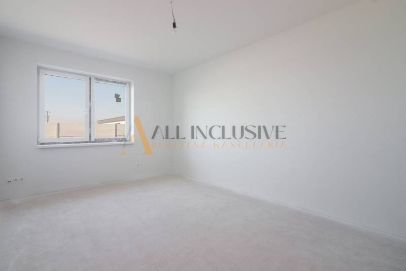 NA PREDAJ 4 IZBOVÝ RODINNÝ DOM-NOVOSTAVBA, KRÁĽOV BROD - Prázdna miestnosť s bielymi stenami, samostatným oknom, ideálna pre nový rodinný dom.