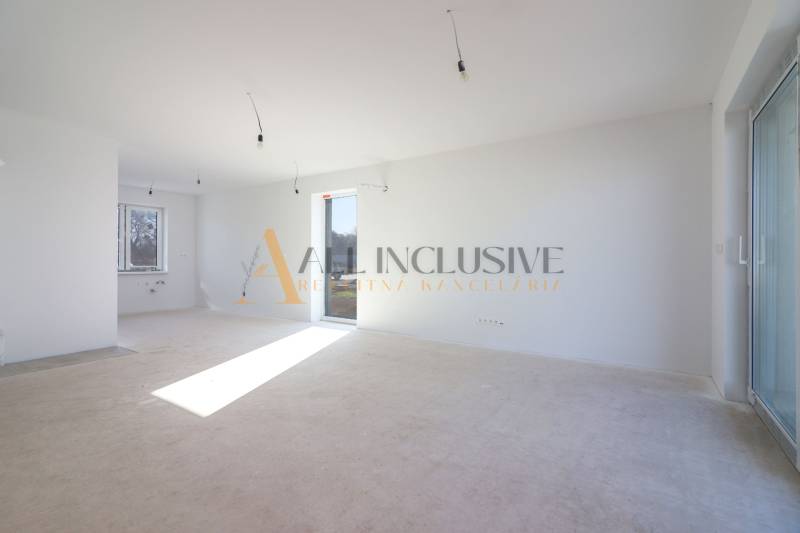 NA PREDAJ 4 IZBOVÝ RODINNÝ DOM-NOVOSTAVBA, KRÁĽOV BROD - Obývacia izba v rodinnom dome, svetlá, priestranná s veľkými oknami a bielymi stenami.