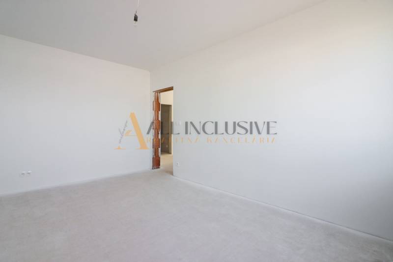 NA PREDAJ 4 IZBOVÝ RODINNÝ DOM-NOVOSTAVBA, KRÁĽOV BROD - Prázdna nevybavená izba v rodinnom dome s bielymi stenami a podlahou.