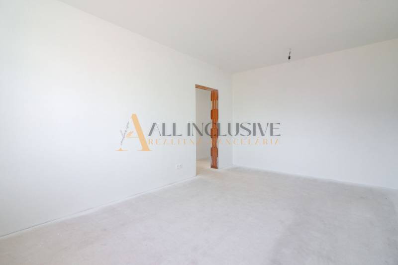 NA PREDAJ 4 IZBOVÝ RODINNÝ DOM-NOVOSTAVBA, KRÁĽOV BROD - Prázdna izba v rodinnom dome s bielymi stenami a otvorenými dverami.