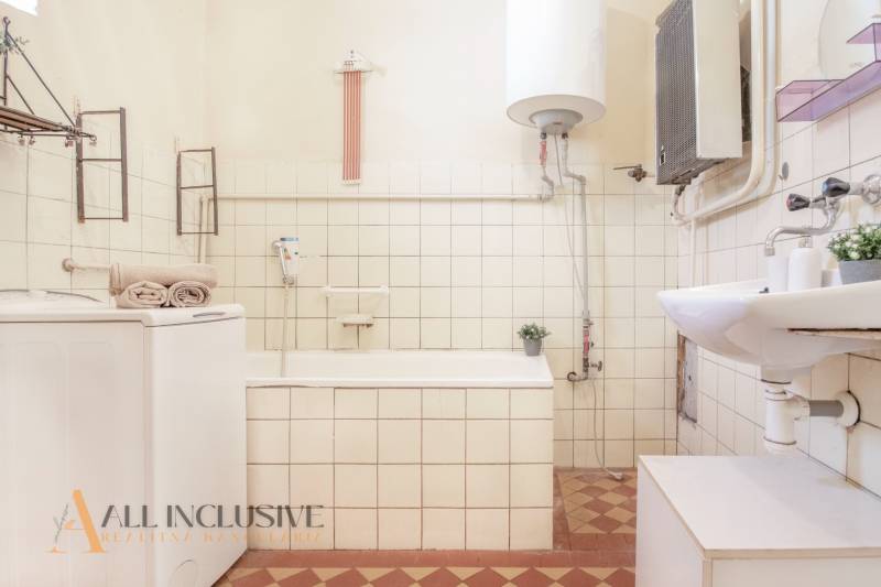 NA PREDAJ 4-IZBOVÝ RODINNÝ DOM NA PRIESTRANNOM POZEMKU - Kúpeľňa a rodinný dom, biele kachličky, vaňa, umývadlo, sporák a kotol