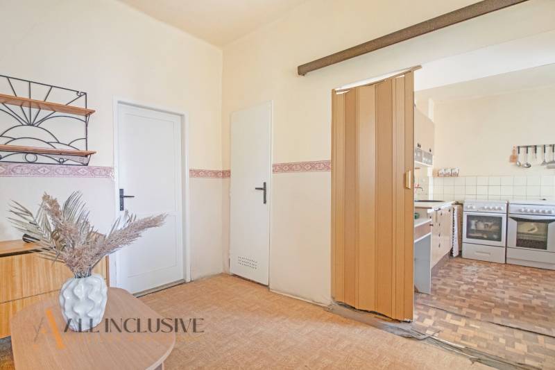 NA PREDAJ 4-IZBOVÝ RODINNÝ DOM NA PRIESTRANNOM POZEMKU - Jedáleň rodinného domu s drevenými detailmi, dekorom v kuchyni a dverami.