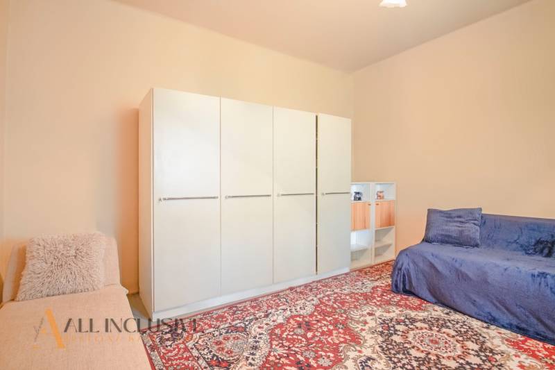 NA PREDAJ 4-IZBOVÝ RODINNÝ DOM NA PRIESTRANNOM POZEMKU - Izba s koberecom a nábytkom obsahuje skriňu, sedačku a pohodlné rodinné vybavenie.