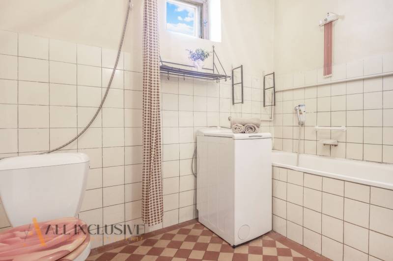 NA PREDAJ 4-IZBOVÝ RODINNÝ DOM NA PRIESTRANNOM POZEMKU - Kúpeľňa v rodinnom dome, obsahuje práčku, toaletu a vaňu. Príjemný dizajn.