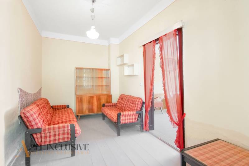 NA PREDAJ RODINNÝ DOM NA 9,5 ÁROVOM POZEMKU, OHRADY - Obývacia izba v rodinnom dome s dvojmiestnymi pohovkami a skriňou, červené závesy.