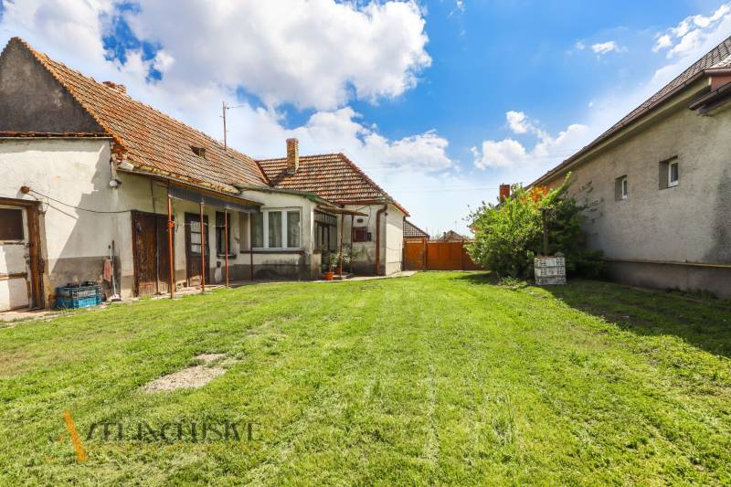 NA PREDAJ RODINNÝ DOM NA 9,5 ÁROVOM POZEMKU, OHRADY - Rodinný dom v Dunajskej Strede na ulici Ohrady s rozľahlou zelenou záhradou.