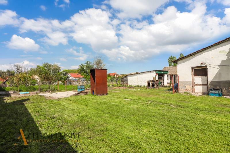 NA PREDAJ RODINNÝ DOM NA 9,5 ÁROVOM POZEMKU, OHRADY - Záhrada pri rodinnom dome na ulici Ohrady v Dunajskej Strede, s trávnikom a prístreškom.