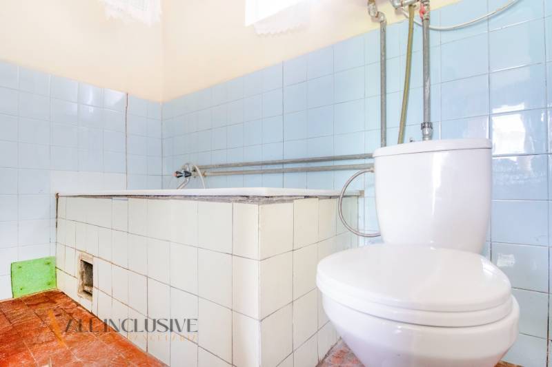 NA PREDAJ RODINNÝ DOM NA 9,5 ÁROVOM POZEMKU, OHRADY - Kúpeľňa s bledomodrými kachličkami a vaňou v rodinnom dome.