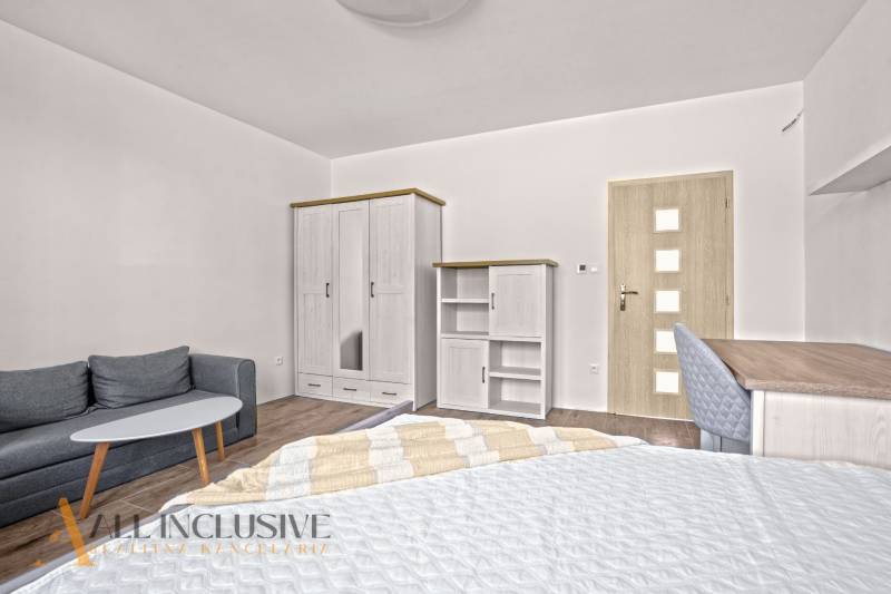 REZERVOVANÉ 3-IZBOVÝ RODINNÝ DOM V OBCI BALOŇ - Svetlá izba s podlahou s dreveným dekorom, sivou sedačkou a svetlým nábytkom v rodinnom dome.