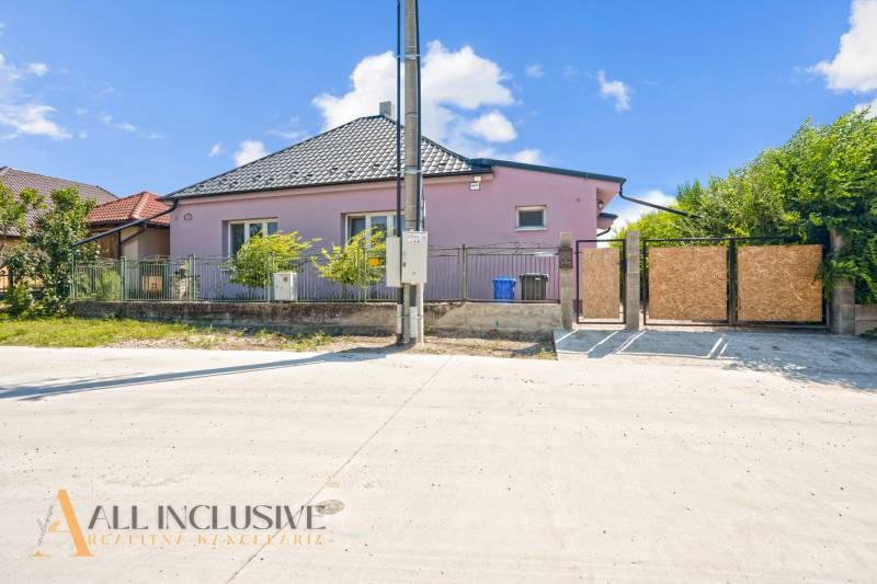 REZERVOVANÉ 3-IZBOVÝ RODINNÝ DOM V OBCI BALOŇ - Rodinný dom v obci Baloň s ružovou fasádou a záhradou za plotom.