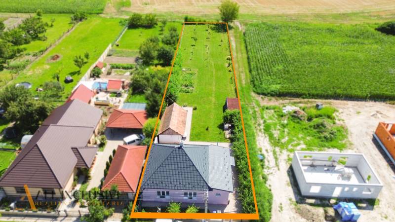 REZERVOVANÉ 3-IZBOVÝ RODINNÝ DOM V OBCI BALOŇ - Letecký pohľad na rodinný dom v obci Baloň s priestranným dvorom a záhradou.