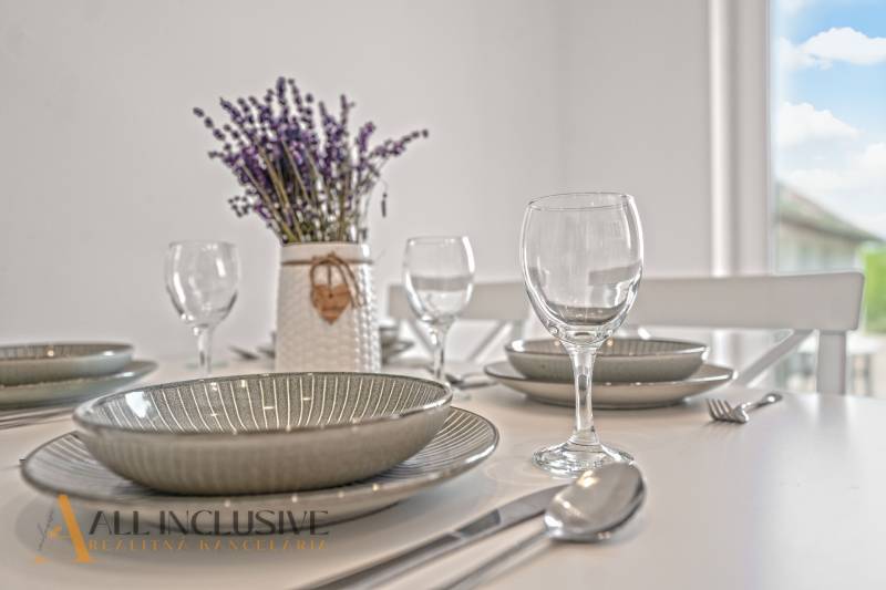 REZERVOVANÉ 3-IZBOVÝ RODINNÝ DOM V OBCI BALOŇ - Prestretý stôl s riadom a dekoráciou levandule v Rodinnom dome.