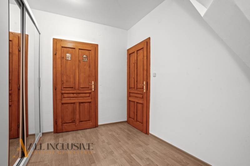 REZERVOVANÉ ZREKONŠTR. 6 IZBOVÝ RODINNÝ DOM, KOŠÚTY - Interiér rodinného domu s podlahou s dreveným dekorom a dvomi drevenými dverami.