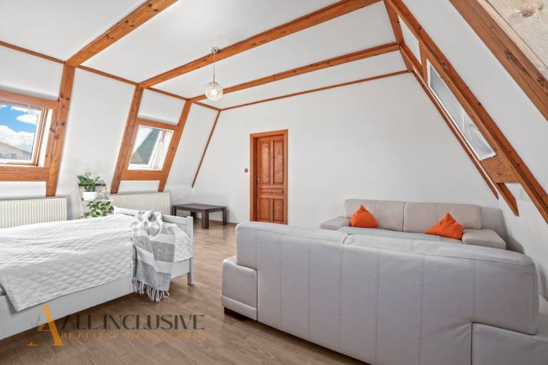 REZERVOVANÉ ZREKONŠTR. 6 IZBOVÝ RODINNÝ DOM, KOŠÚTY - Podkrovná izba v rodinnom dome s pohovkou, posteľou a podlahou s dreveným dekorom.