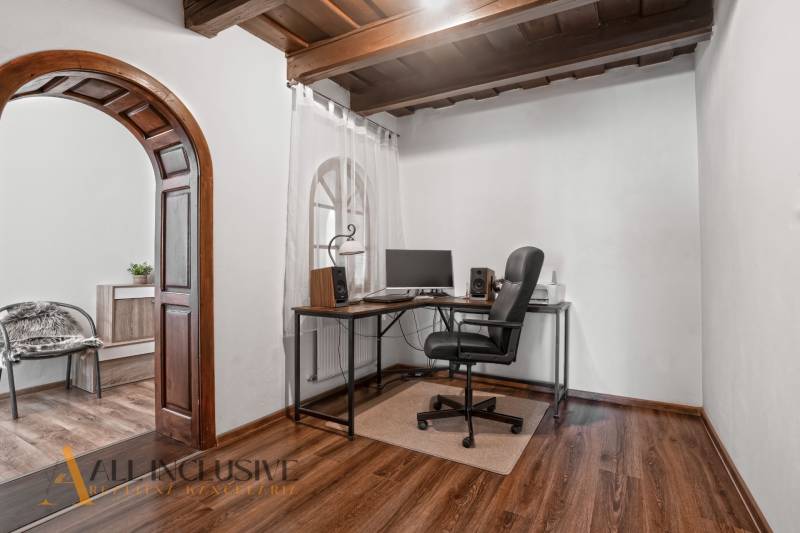 REZERVOVANÉ ZREKONŠTR. 6 IZBOVÝ RODINNÝ DOM, KOŠÚTY - Domáci pracovný kút s počítačom, koženou stoličkou a podlahou s dreveným dekorom.