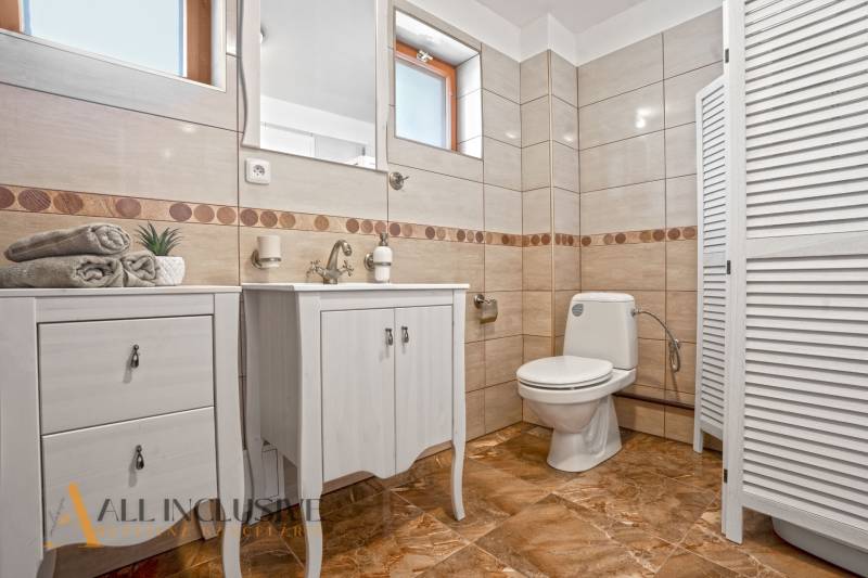 REZERVOVANÉ ZREKONŠTR. 6 IZBOVÝ RODINNÝ DOM, KOŠÚTY - Kúpeľňa v rodinnom dome, s keramickými obkladačkami, umývadlom, toaletou a ozdobnými detailmi.