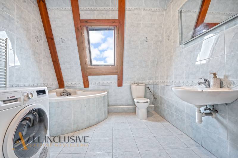 REZERVOVANÉ ZREKONŠTR. 6 IZBOVÝ RODINNÝ DOM, KOŠÚTY - Kúpeľňa v rodinnom dome s vaňou, práčkou a strešným oknom.