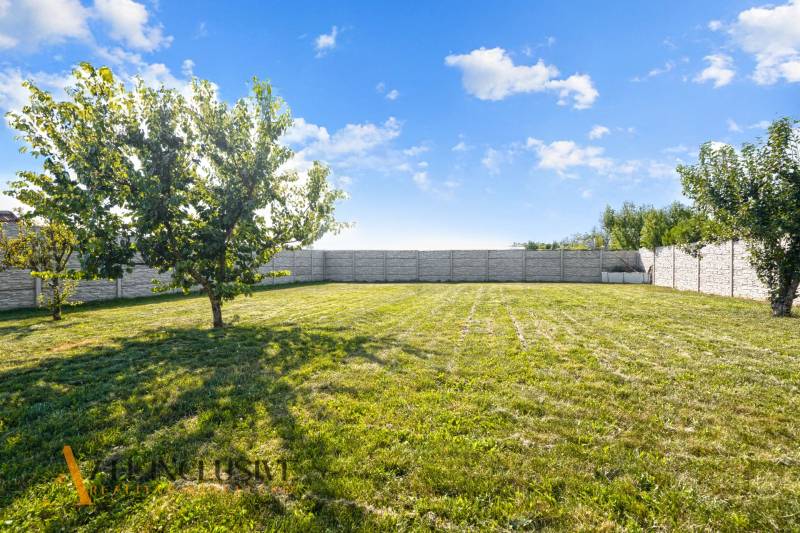 REZERVOVANÉ ZREKONŠTR. 6 IZBOVÝ RODINNÝ DOM, KOŠÚTY - Veľká záhrada s trávnikom a stromami pri rodinnom dome v Košútoch.