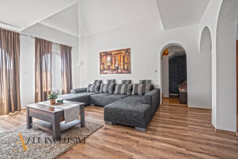 REZERVOVANÉ ZREKONŠTR. 6 IZBOVÝ RODINNÝ DOM, KOŠÚTY - Obývacia izba v rodinnom dome s pohodlnou pohovkou a podlahou s dreveným dekorom.