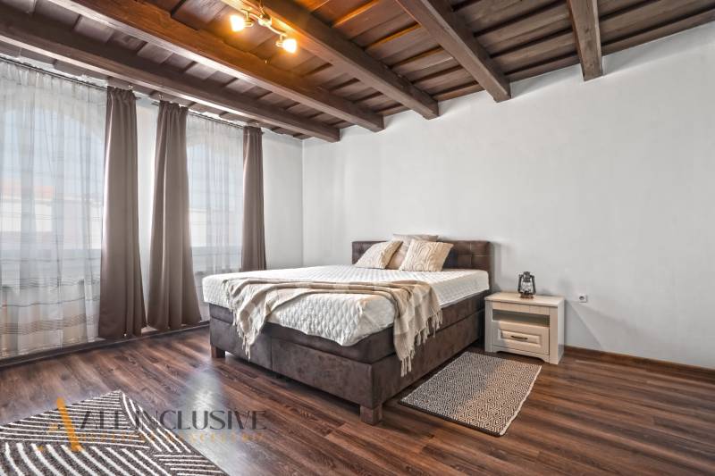 REZERVOVANÉ ZREKONŠTR. 6 IZBOVÝ RODINNÝ DOM, KOŠÚTY - Spálňa v rodinnom dome s posteľou, podlahou s dreveným dekorom a závesmi.