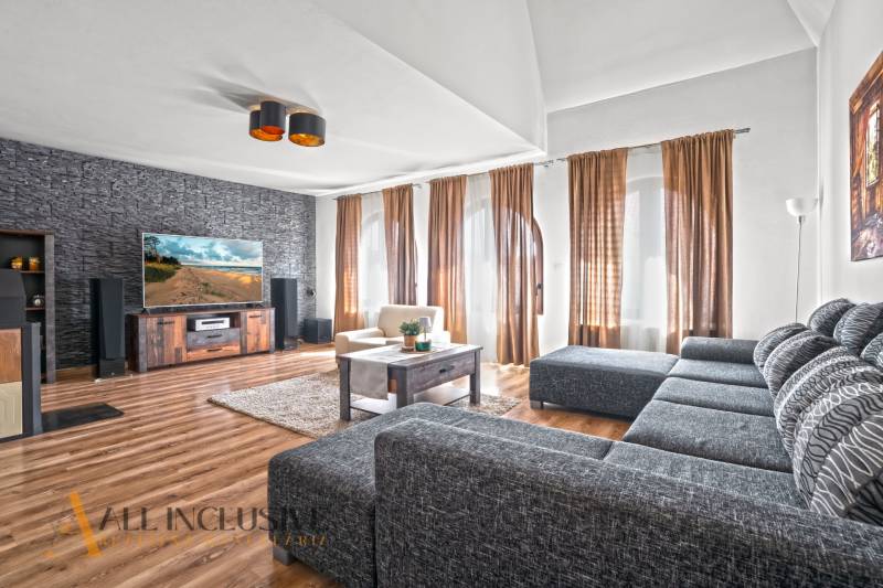 REZERVOVANÉ ZREKONŠTR. 6 IZBOVÝ RODINNÝ DOM, KOŠÚTY - Obývačka v rodinnom dome s podlahou s dreveným dekorom, pohodlným gaučom a televíziou.