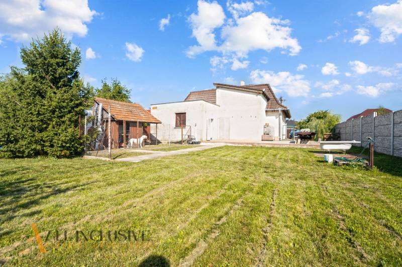 REZERVOVANÉ ZREKONŠTR. 6 IZBOVÝ RODINNÝ DOM, KOŠÚTY - Záhrada pri rodinnom dome v Košútoch, so Psím kotcom a zeleným trávnikom.