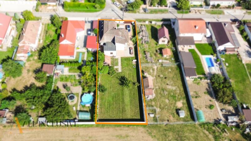 REZERVOVANÉ ZREKONŠTR. 6 IZBOVÝ RODINNÝ DOM, KOŠÚTY - Letecký pohľad na rodinný dom v Košútoch s priestrannou záhradou a okolitými stavbami.