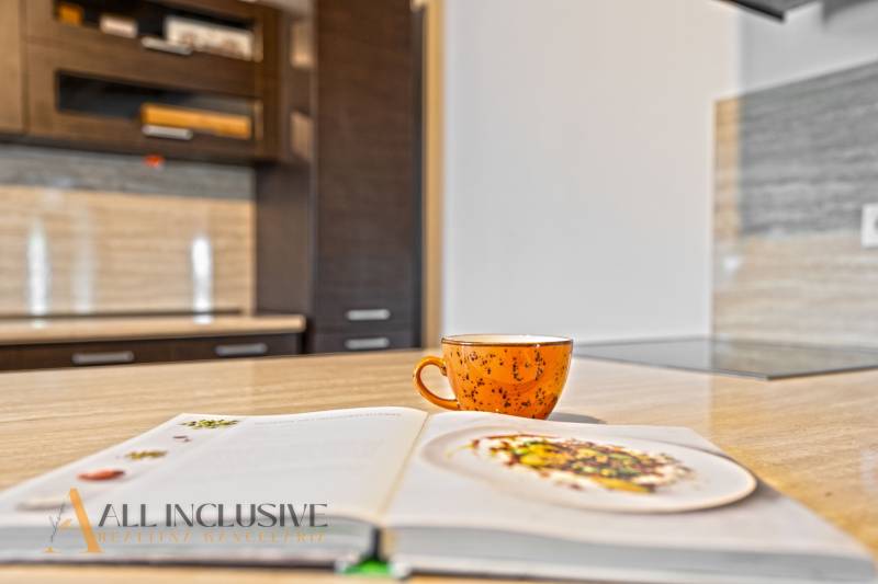 REZERVOVANÉ ZREKONŠTR. 6 IZBOVÝ RODINNÝ DOM, KOŠÚTY - Kuchyňa rodinného domu s otvorenou kuchárskou knihou a oranžovým hrnčekom.