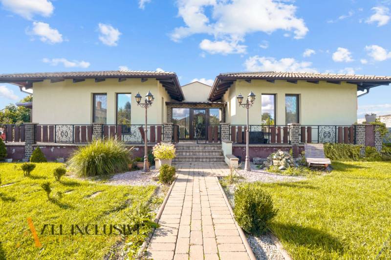 NA PREDAJ 4-IZB NOVOSTAVBA S TROJGARÁŽOU, PIN. KRAČANY - Rodinný dom na Pinkových Kračanoch, Dunajská Streda, s upravenou záhradou a vstupom po dlažbe.