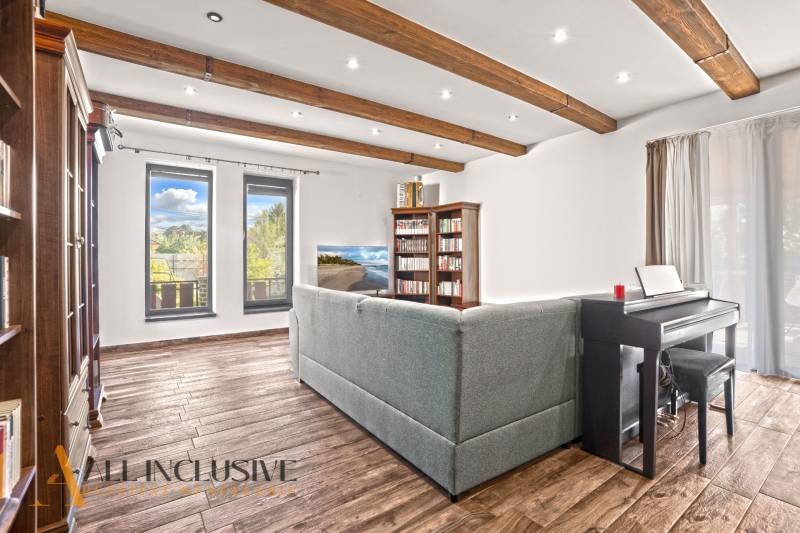 NA PREDAJ 4-IZB NOVOSTAVBA S TROJGARÁŽOU, PIN. KRAČANY - Obývačka, knižnica, pohovka, klavír, podlaha s dreveným dekorom, Rodinný dom.