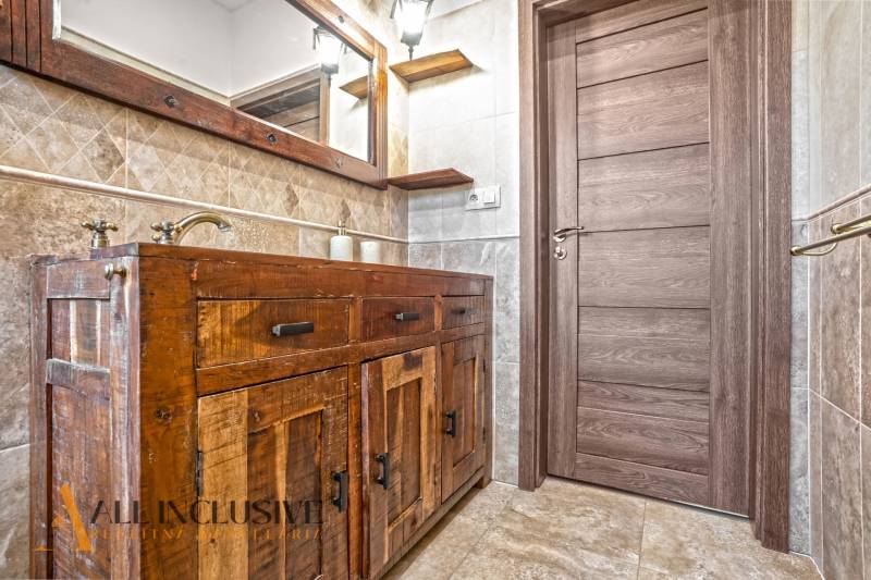 NA PREDAJ 4-IZB NOVOSTAVBA S TROJGARÁŽOU, PIN. KRAČANY - Kúpeľňa v rodinnom dome s dreveným dekorom a rustikálnym nábytkom.