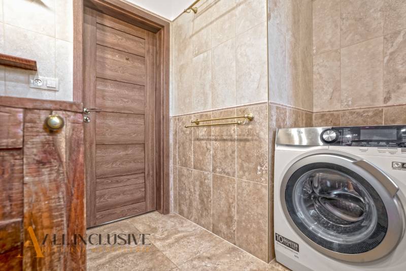 NA PREDAJ 4-IZB NOVOSTAVBA S TROJGARÁŽOU, PIN. KRAČANY - Kúpeľňa s práčkou a drevenými dverami v rodinnom dome.